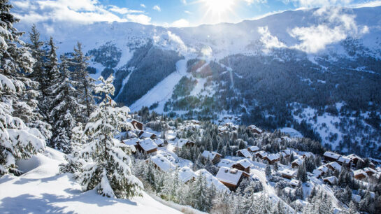 Photo des montagnes de Méribel sous le soleil pendant un jour d'hiver